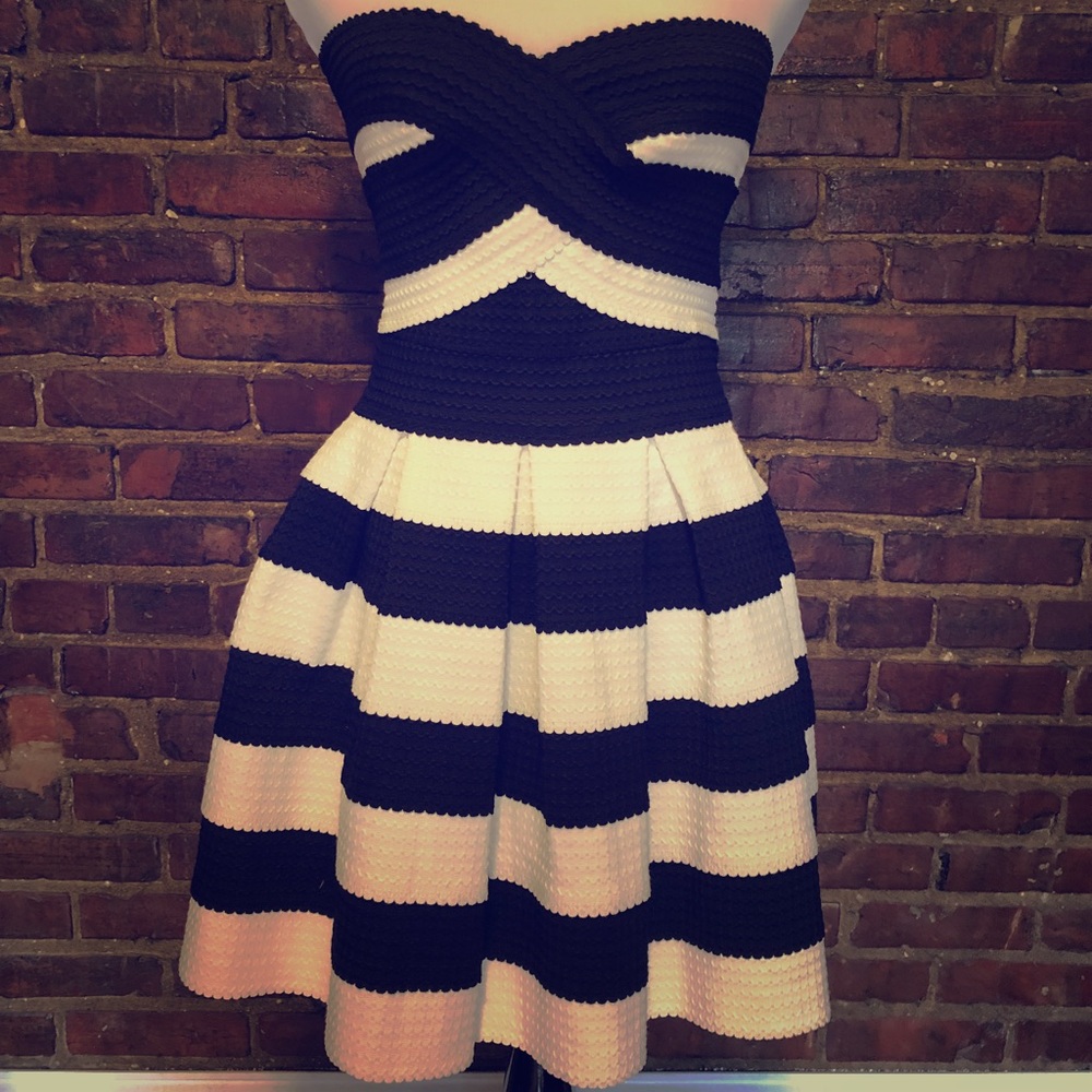 Short Strapless Striped Dress NWT 😍